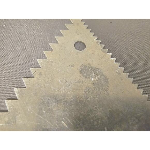 Ateco #1446 - 3-Sided Decorating Comb & Cake Icing Triangle Tool - 4-1/4" (in) - Picture 2 of 4